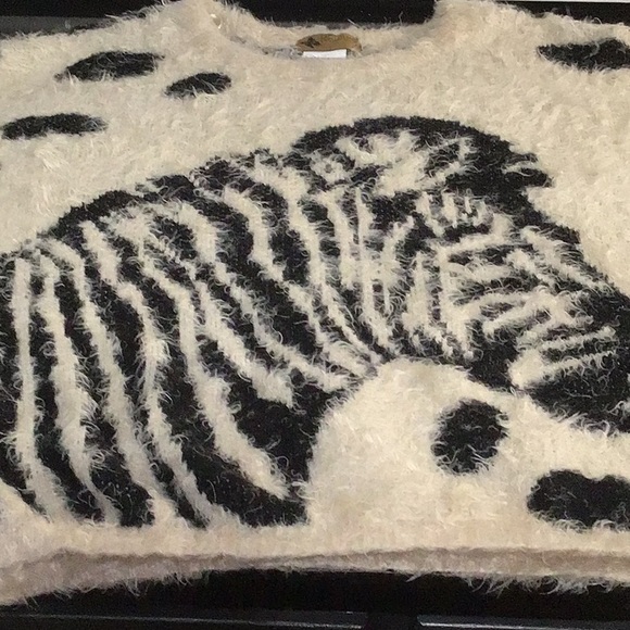 Katsumi Long Sleeved Fuzzy Soft Pullover Sweater Black & Cream Zebra Head Size L - Picture 4 of 5
